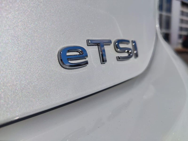 Volkswagen Golf (2025) R-Line People 1,5 eTSI 7DSG mH - fotka 12 z 26
