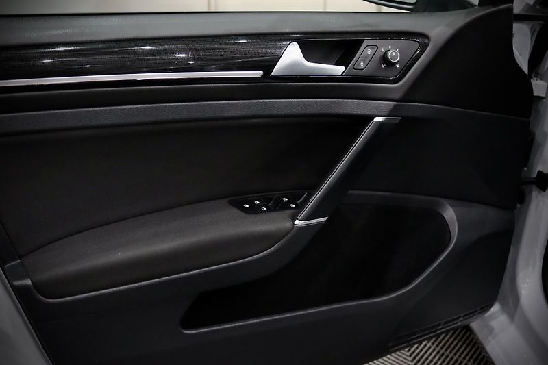 Volkswagen Golf Variant 7 FL 1.4 TSI 92 kW Highline - fotka 13 z 35
