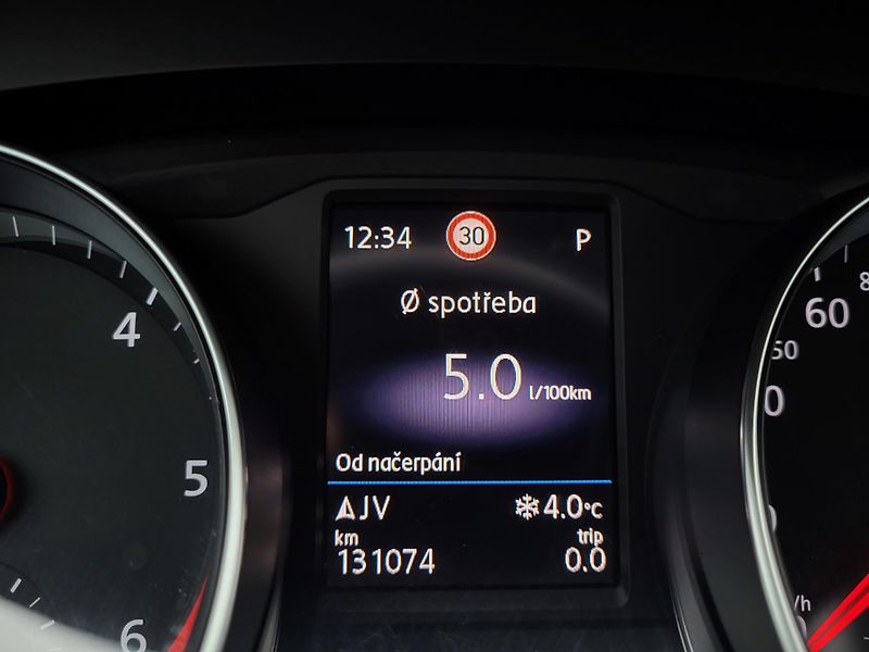 Volkswagen Passat SEDAN 2.0 TDi ELEGANCE *ČR - fotka 11 z 46