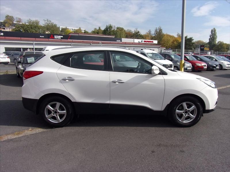 Hyundai ix35 2,0 CRDi Trikolor 4x4 100kW - fotka 3 z 26
