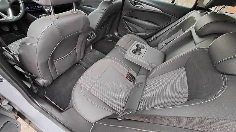 Opel Insignia 1.6 ST EcoTEC BusinessNAVI - fotka 14 z 30