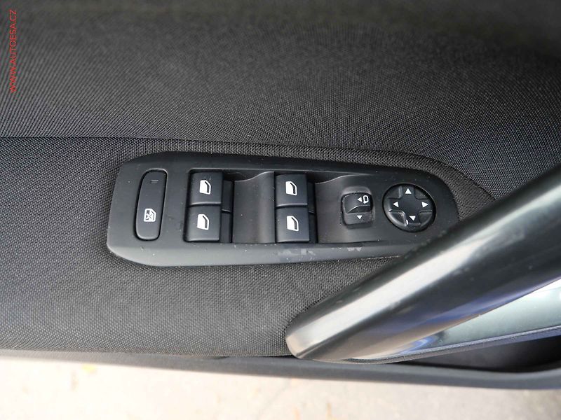 Peugeot 308 (2018) 1.5HDi, AC, tempo, navi - fotka 12 z 24