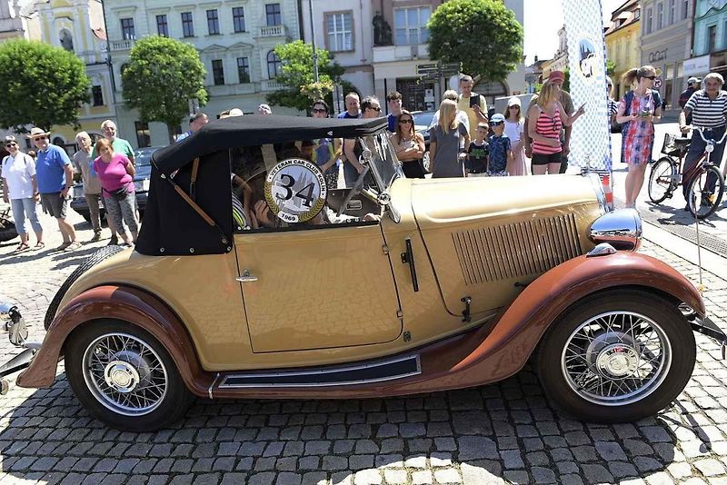 Čtyřicátý ročník Plaketové jízdy historických automobilů uspořádal kolínský Veteran Car Club.