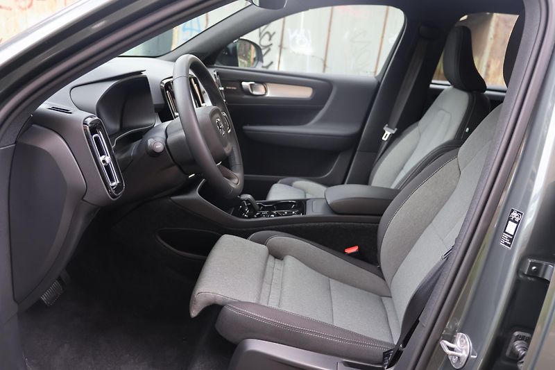 Volvo XC40 (2025) Plus, B3 Mild hybrid - fotka 7 z 19