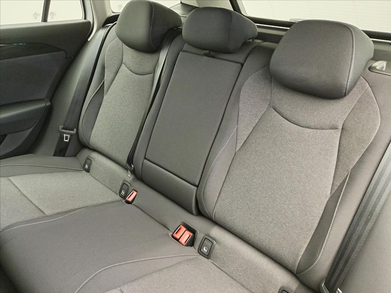 Volkswagen Passat (2026) 1,5 eTSI 110 kW mHEV - fotka 12 z 17