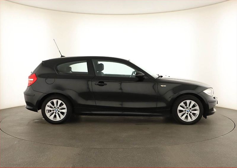 BMW Řada 1 (2009) 116i, po STK, oblíbený vůz - fotka 6 z 13