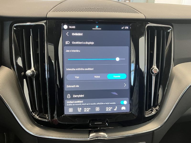 Volvo XC60 B5 AWD Plus Dark-REZERVACE - fotka 34 z 46