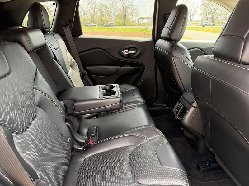 Jeep Cherokee 2.0 M-JET 4X4 LIMITED NAV KŮŽE - fotka 36 z 43