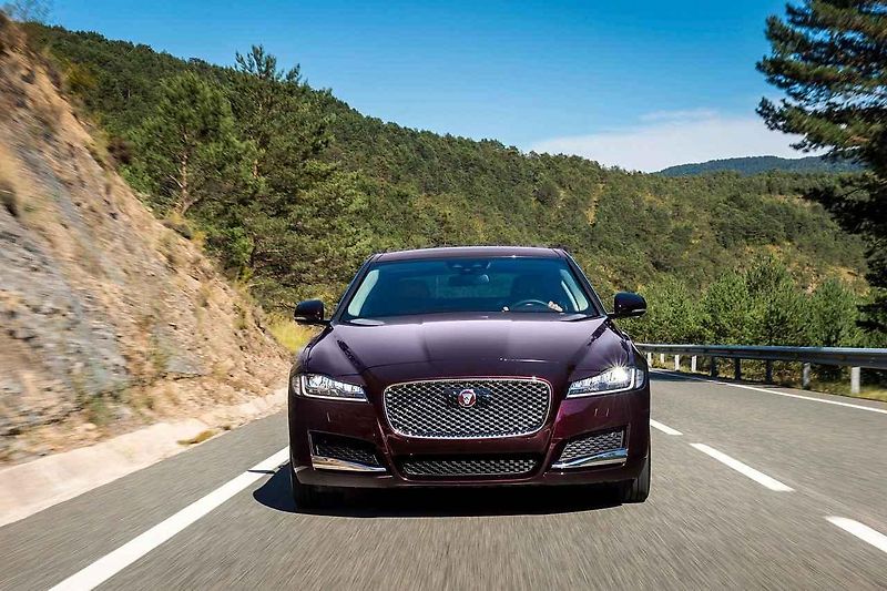 Jaguar XF Sportbrake z ptačí perspektivy.
