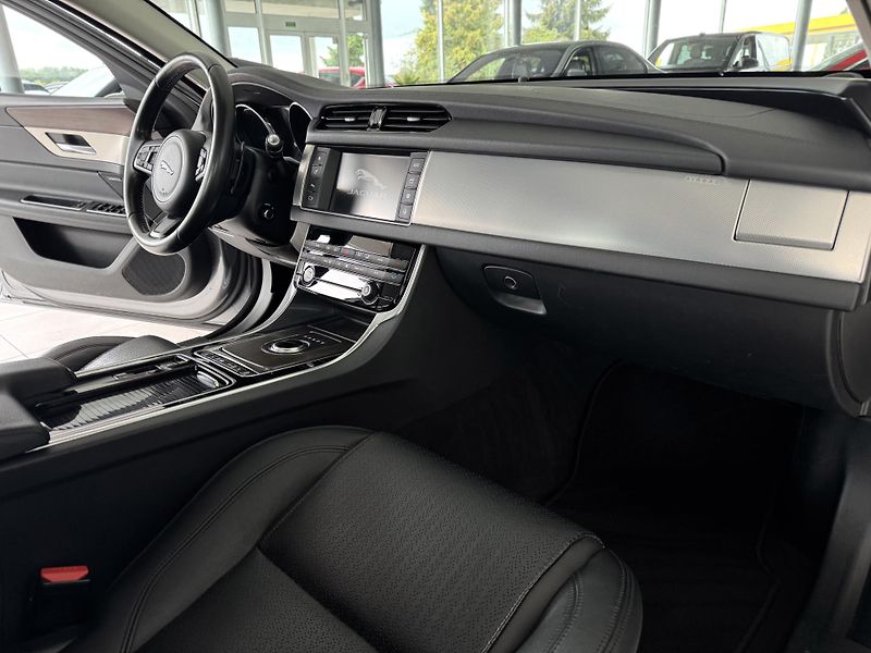Jaguar XF 20d AUT*Panorama*Distronic - fotka 12 z 43