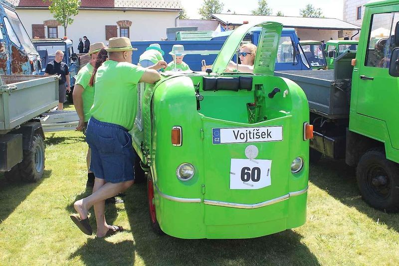 Sraz multikár v Přísece se vydařil, přijelo 75 těchto populárních strojů.