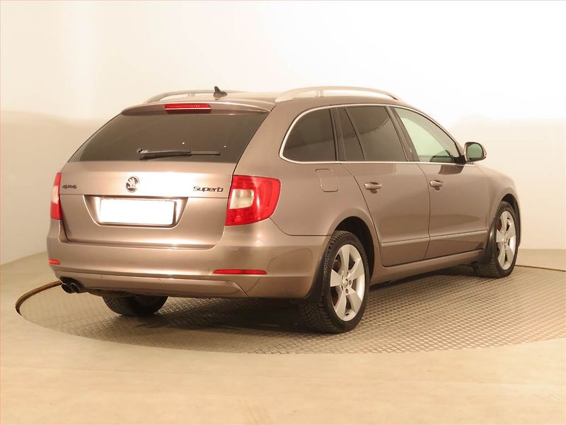 Škoda Superb (2010) 2.0 TDI, 4X4, Navi, Xenony - fotka 5 z 15