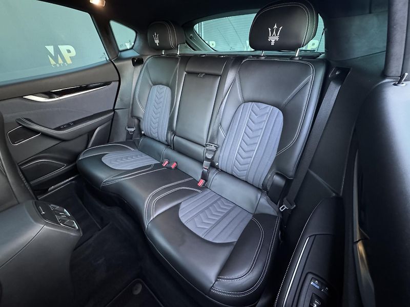 Maserati Levante (2018) GranLusso Q4, 3.0iV6 257kW, ČR - fotka 14 z 45