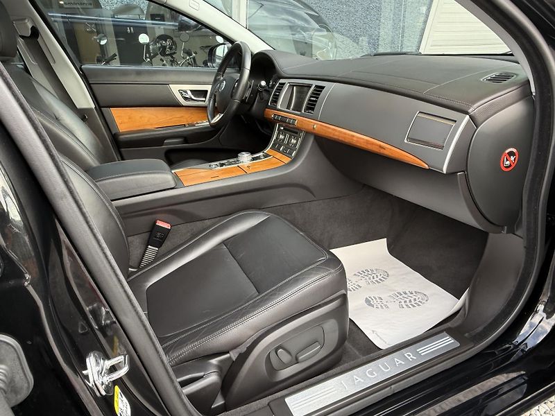 Jaguar XF 3,0 V6 Diesel Lux Automat - fotka 23 z 40