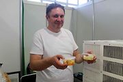 V pátek začal na lyském výstavišti víkend provoněný benzinem.