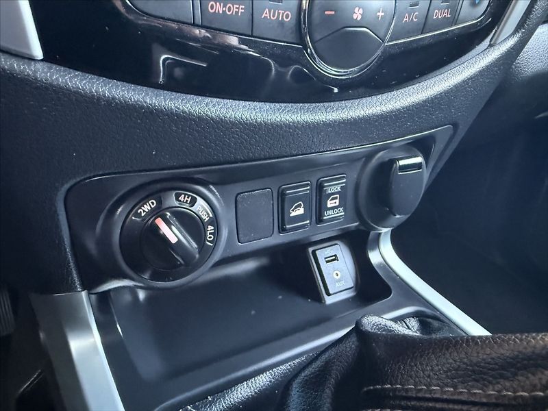 Nissan Navara 2,3 dCi Hardtop,manuál,Top sta - fotka 16 z 30