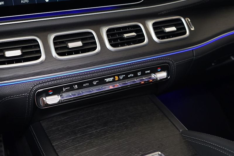 Mercedes-Benz GLE 53 AMG, Masáž, Ventilace, HUD - fotka 38 z 50