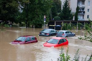 Při povodních hrozí zaplavení motoru auta.
