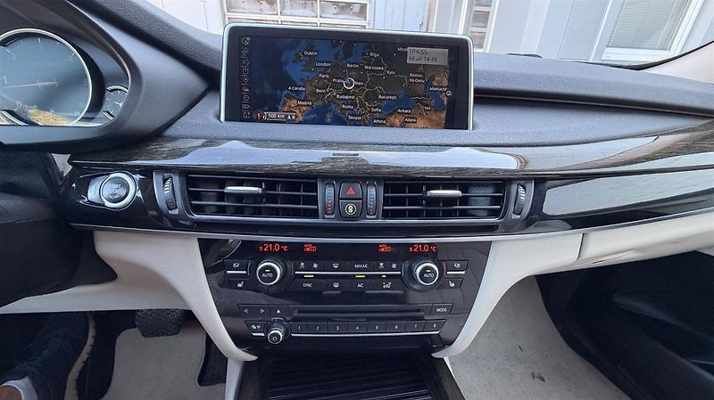 BMW X5 xDrive30d - fotka 14 z 21