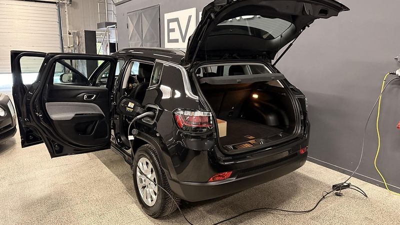 Jeep Compass (2021) 1.3i 4x4,PHEV,50km dojezd - fotka 10 z 51