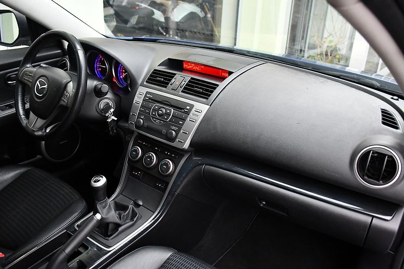 Mazda 6 2.0D 103kW AUT. A/C VYHŘ.SEDAČ - fotka 18 z 35