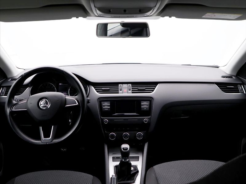 Škoda Octavia 1,6 TDI 81kW CZ Ambition Tažné - fotka 25 z 32
