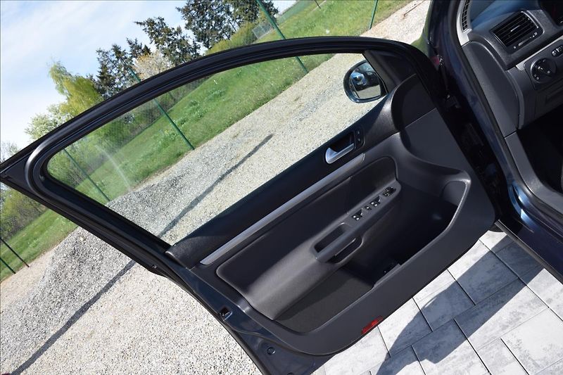 Volkswagen Golf 1,9 TDI 77KW 4X4 PO ROZVODECH - fotka 27 z 46
