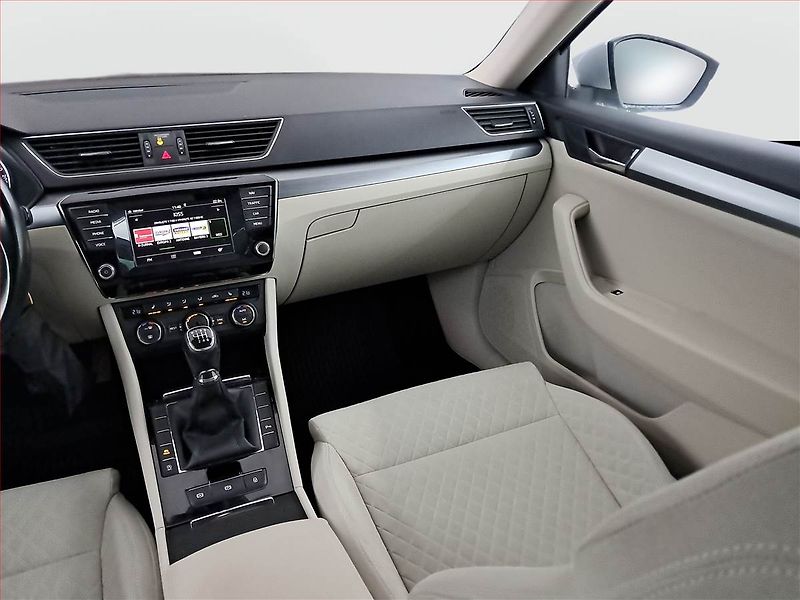 Škoda Superb (2016) 2.0 TDI, Navi, Bi-Xenony - fotka 8 z 17