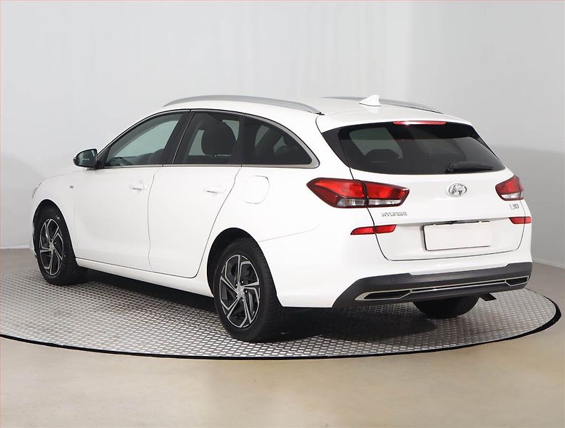 Hyundai i30 (2022) Family 1.5 T-GDI MHEV - fotka 4 z 16
