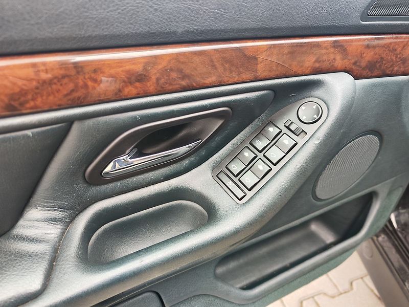 BMW Řada 7 728i/142kW E38 AT - fotka 24 z 25