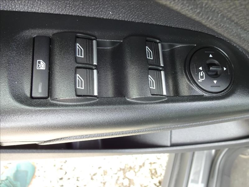 Ford Tourneo Connect 1.0 ECOBOOST TITANIUM - fotka 19 z 49
