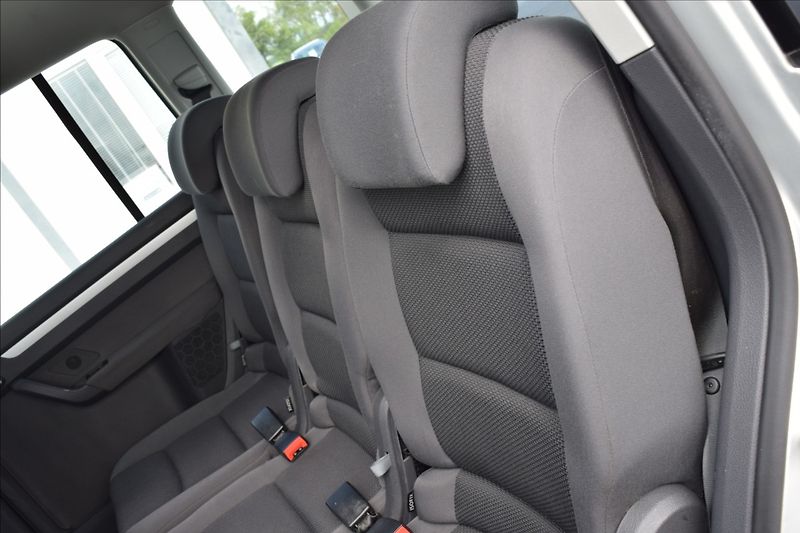 Volkswagen Touran 1,4 i 103KW AUTOMAT TAŽNÉ NAVI - fotka 16 z 44