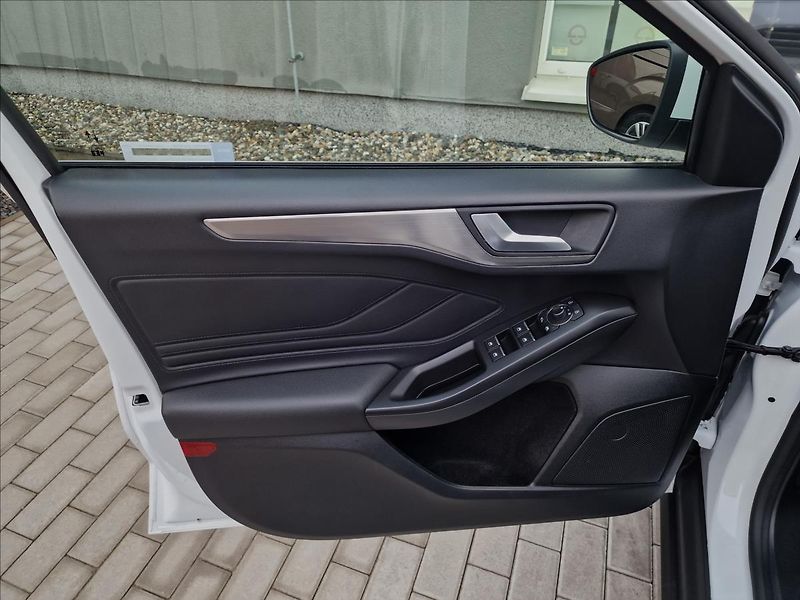 Ford Focus 1.5TDCi 88kW Titanium,ČR,1.Maj - fotka 37 z 48