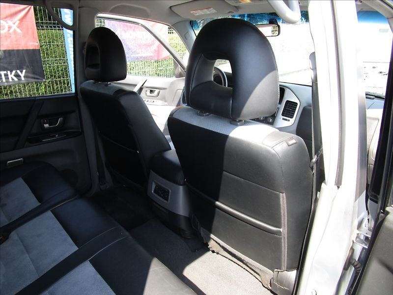 Mitsubishi Pajero 3.2 Di-D, 4x4, aut. klima, 7 m - fotka 27 z 54