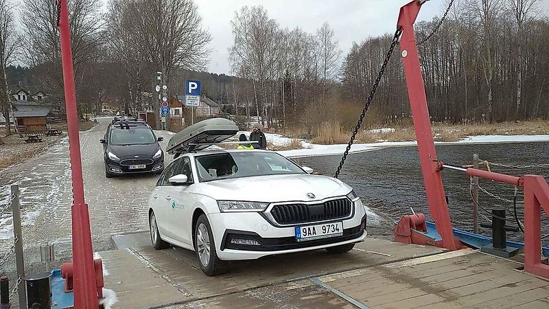 U Horní Plané se na zamrzlém Lipně vesele bruslí. Sem tam tudy ale na druhý břeh přejede i auto. Jen o pár set metrů dál přitom stále jezdí přívoz.