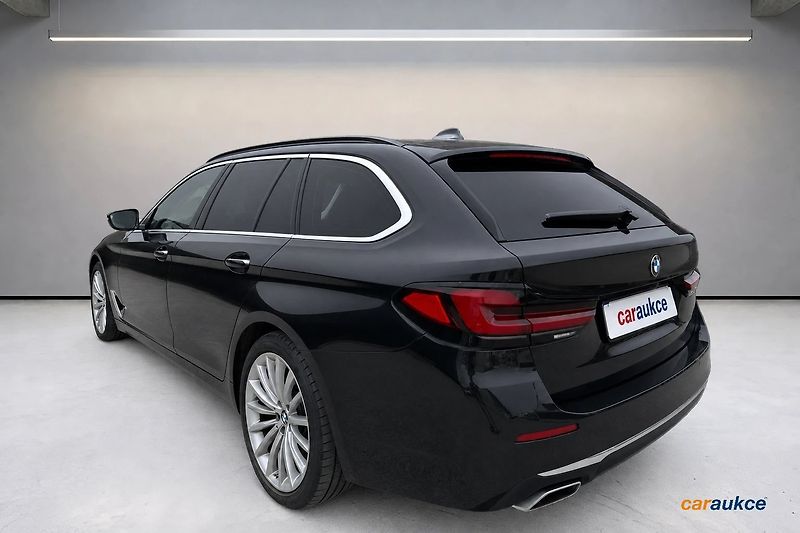BMW Řada 5 530d xDrive AT Touring - fotka 4 z 71