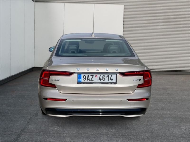 Volvo S60 2,0 B5 Ultimate Dark AWD AT - fotka 5 z 11