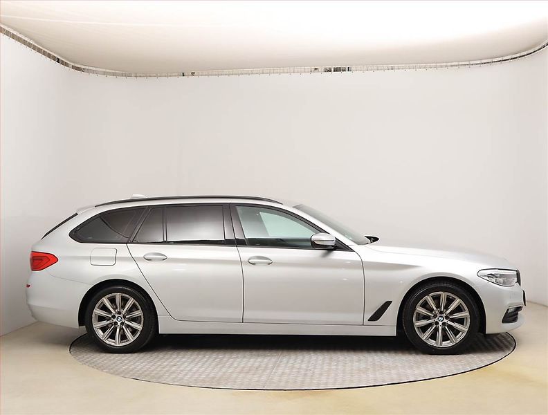 BMW Řada 5 (2018) Luxury Line 520d xDrive, 4X4 - fotka 6 z 25