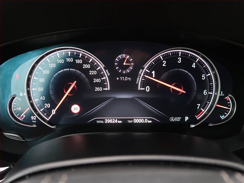 BMW Řada 5 (2018) Luxury Line 530i xDrive - fotka 11 z 25