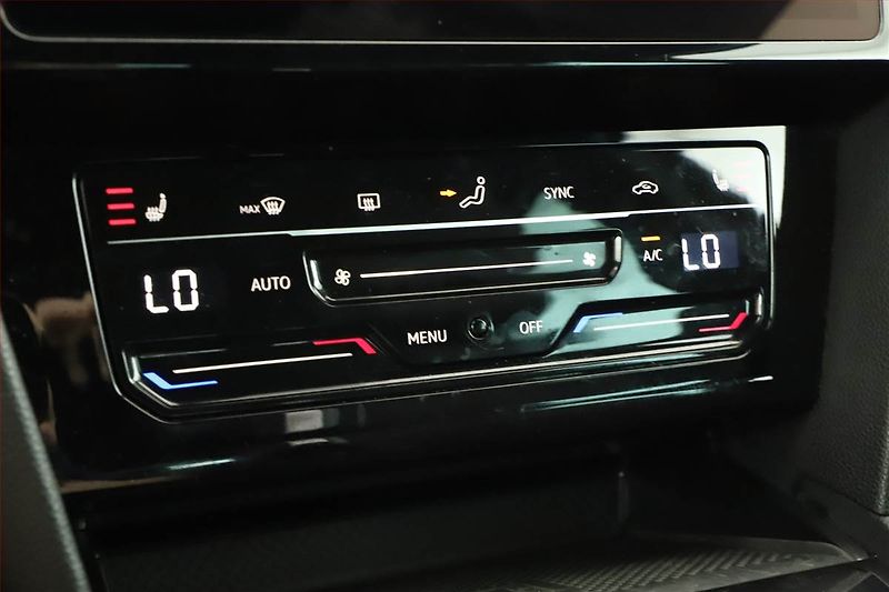 Volkswagen Passat (2021) 2.0 TDI, Automat, Kůže, Navi - fotka 17 z 20