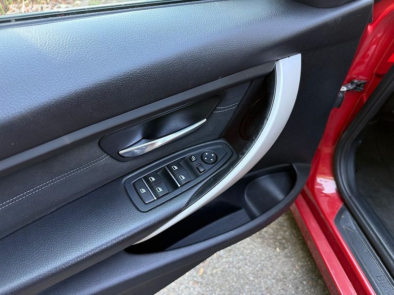 BMW Řada 3 (2017) 318i, 100kw Původ ČR Automat - fotka 13 z 20
