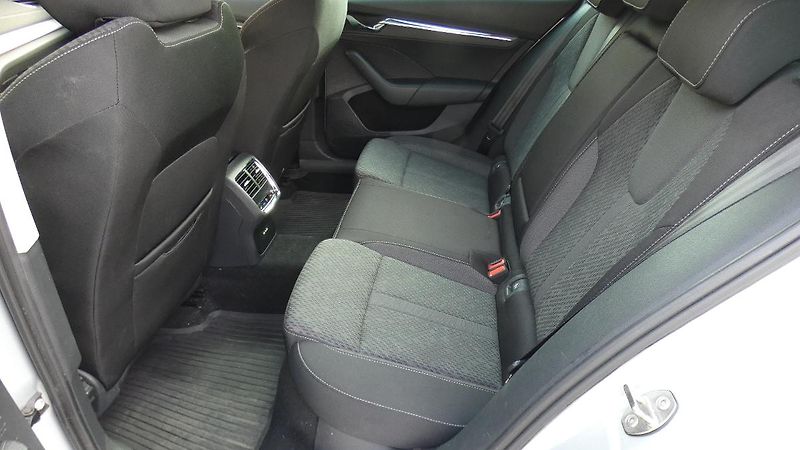 Škoda Octavia Combi 2,0 TDI Style 4x4 DSG 11 - fotka 21 z 27