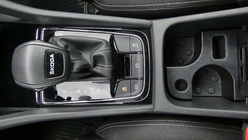 Škoda Karoq 1,5 TSI DSG Sportline - fotka 18 z 23