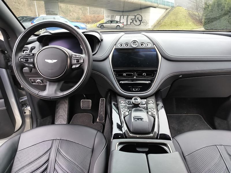 Aston Martin DBX 707 23