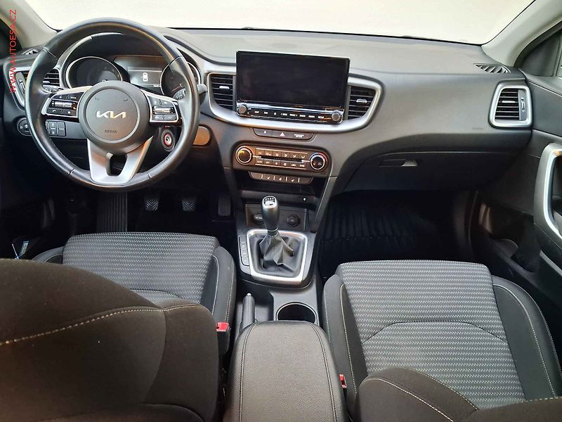 Kia Ceed (2022) 1.5T-GDi, 1.maj,ČR, Navigace - fotka 8 z 17