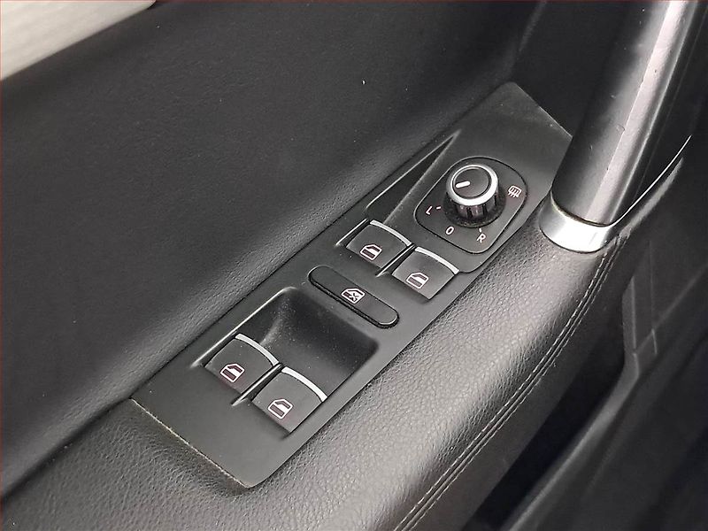 Volkswagen Passat (2014) 2.0 TDI, Automat, Navi, Xenony - fotka 19 z 20