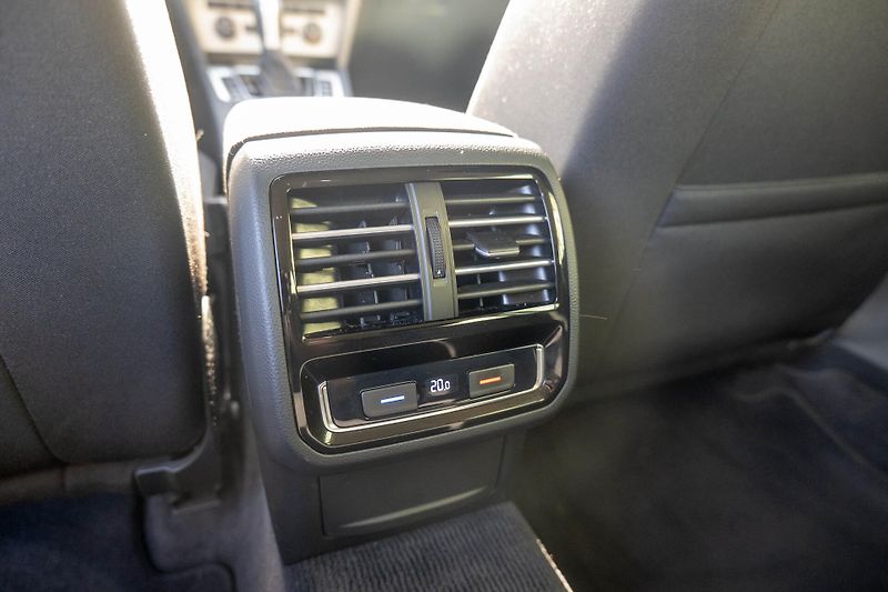 Volkswagen Passat 1.4 TSI DSG Kamera DAB Cockpit - fotka 16 z 37