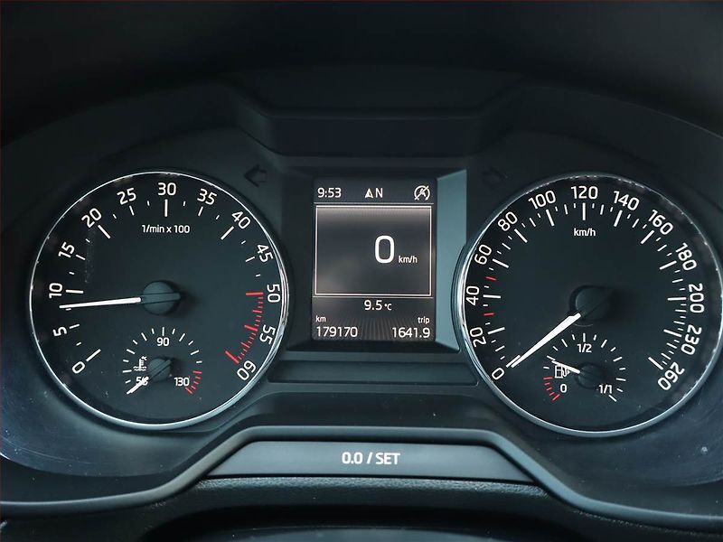Škoda Octavia (2014) 1.6 TDI, Navi, Xenony - fotka 11 z 19