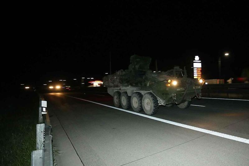Konvoj amerických vojenských vozidel na D1.