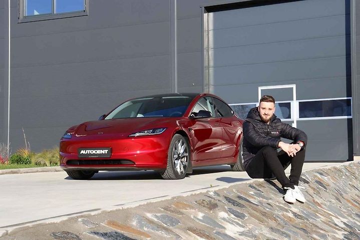 Tesla Model 3 ve verzi Highland.
